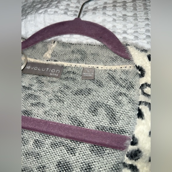 FUZZY CHEETAH PRINT CARDIGAN W/ POCKETS - Picture 3 of 3